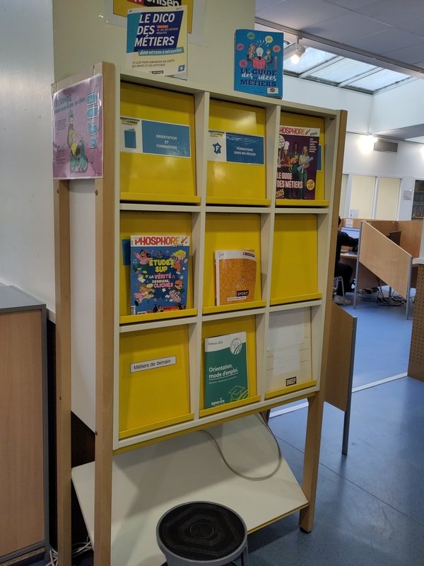 Photo du kiosque ONISEP au CDI du lycée