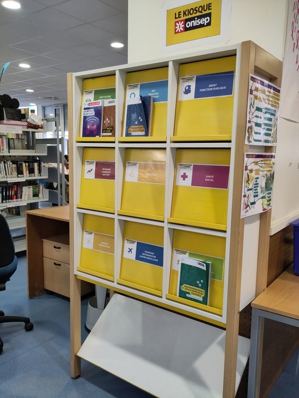 Photo du kiosque ONISEP au CDI du lycée