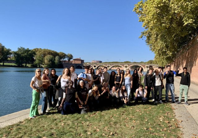 Photo du groupe des élèves sur les berges de la Garonne à Toulouse