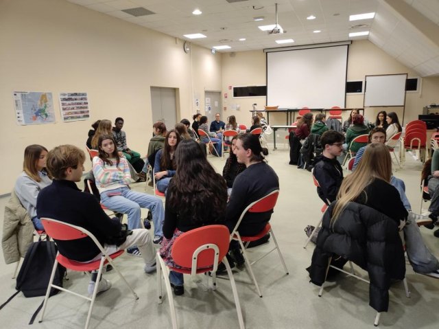 Photo des échanges entre lycéen.ne.s et étudiant.e.s