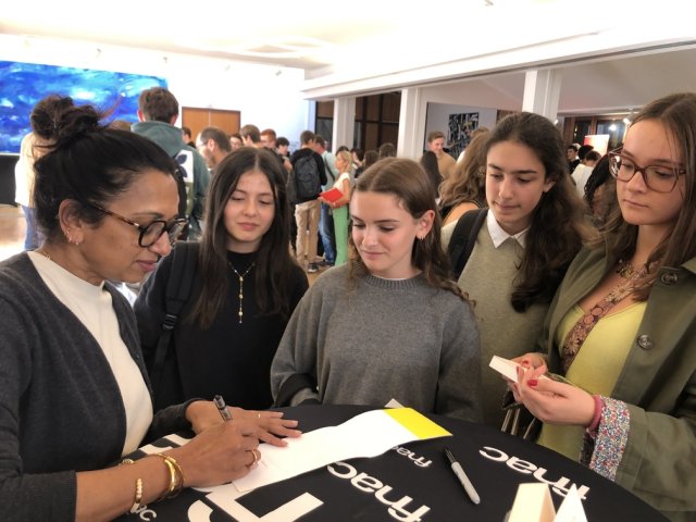Photo de dédicaces pour des élèves du lycée